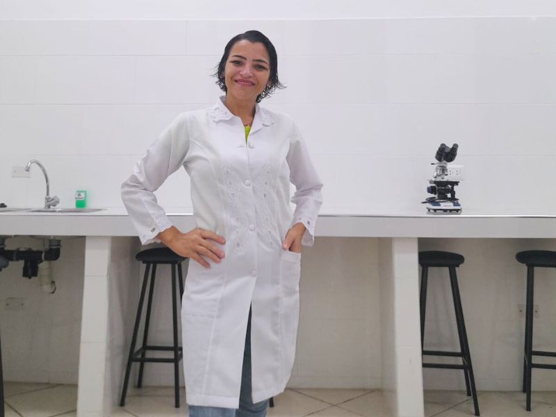 Professora Fabrícia Tavares no laboratório